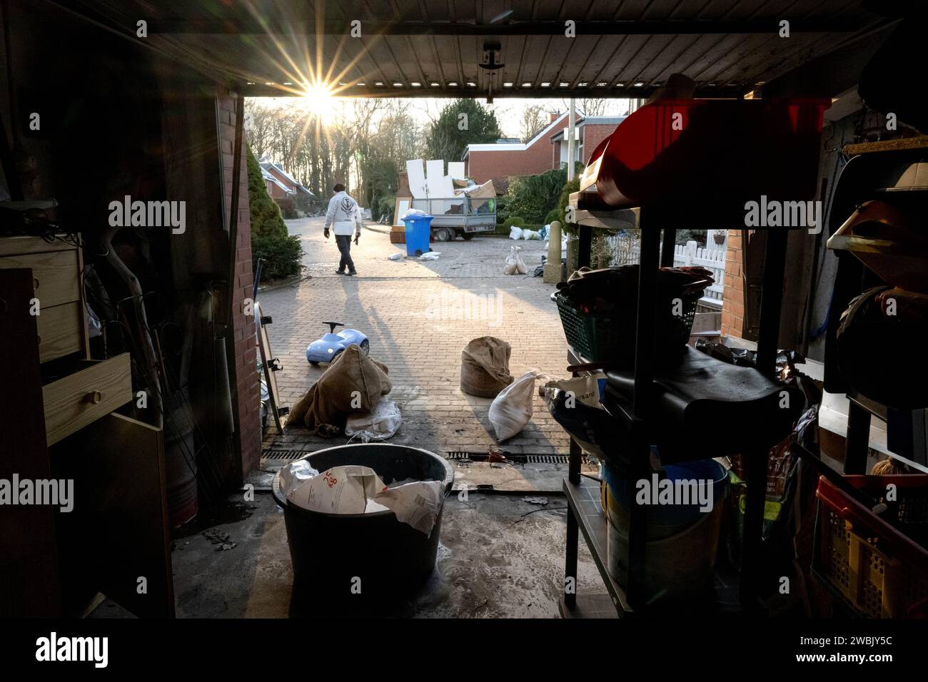 Lilienthal, Germania. 10 gennaio 2024. Sacchi di sabbia e rifiuti voluminosi davanti alle case colpite dalle inondazioni. Il comune di Lilienthal, vicino a Brema, è stato gravemente colpito dalle inondazioni fin da Natale. Dozzine di case e appartamenti furono evacuati e altre case furono temporaneamente prive di elettricità o gas. Le acque alluvionali stanno ora diminuendo e la situazione si sta attenuando. Molti residenti hanno iniziato a ripulire. (A dpa-KORR "ripulire dopo le inondazioni - "come gestiremo?") Crediti: Sina Schuldt/dpa/Alamy Live News Foto Stock