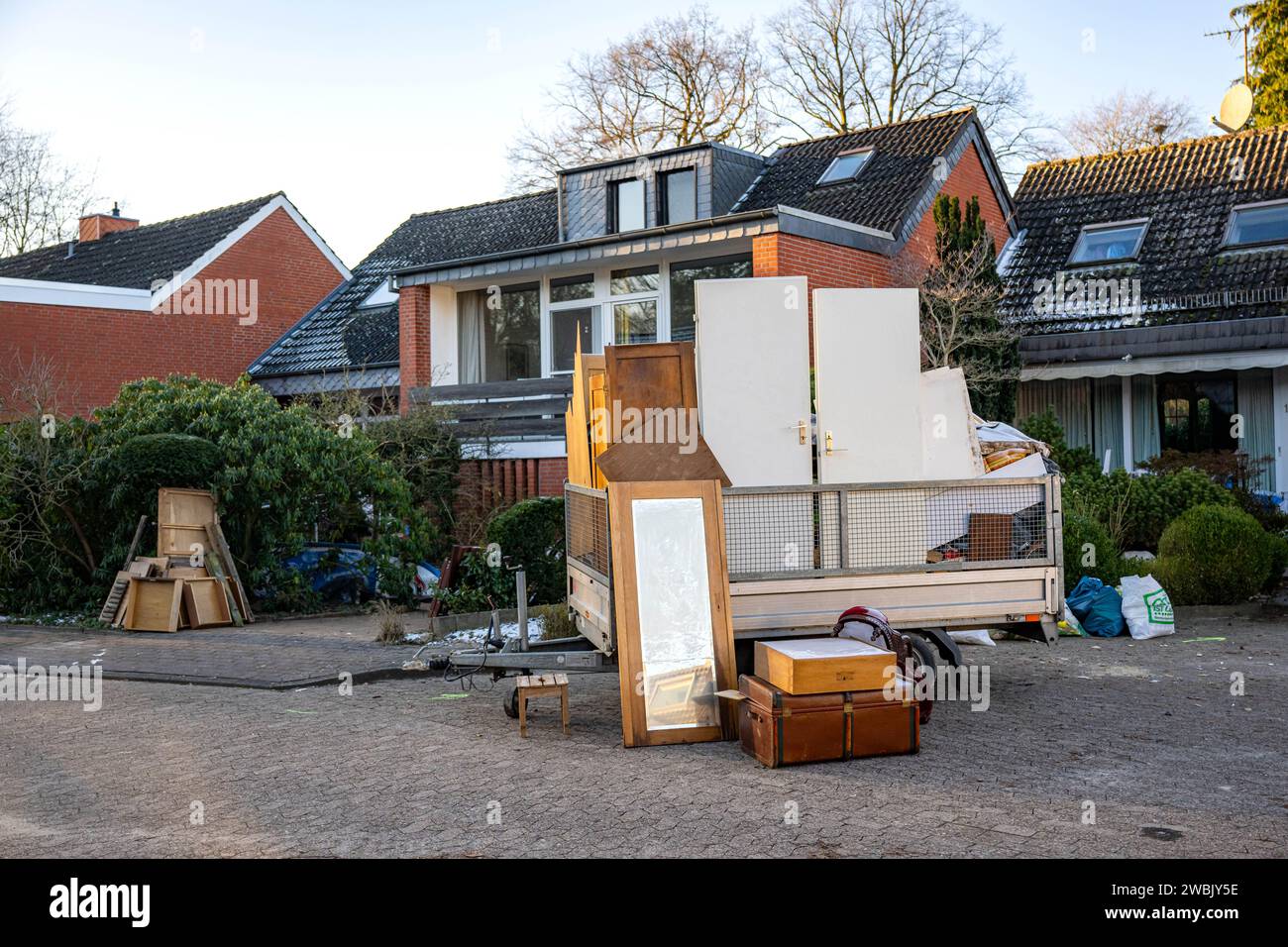 Lilienthal, Germania. 10 gennaio 2024. Sacchi di sabbia e rifiuti voluminosi davanti alle case colpite dalle inondazioni. Il comune di Lilienthal, vicino a Brema, è stato gravemente colpito dalle inondazioni fin da Natale. Dozzine di case e appartamenti furono evacuati e altre case furono temporaneamente prive di elettricità o gas. Le acque alluvionali stanno ora diminuendo e la situazione si sta attenuando. Molti residenti hanno iniziato a ripulire. (A dpa-KORR "ripulire dopo le inondazioni - "come gestiremo?") Crediti: Sina Schuldt/dpa/Alamy Live News Foto Stock