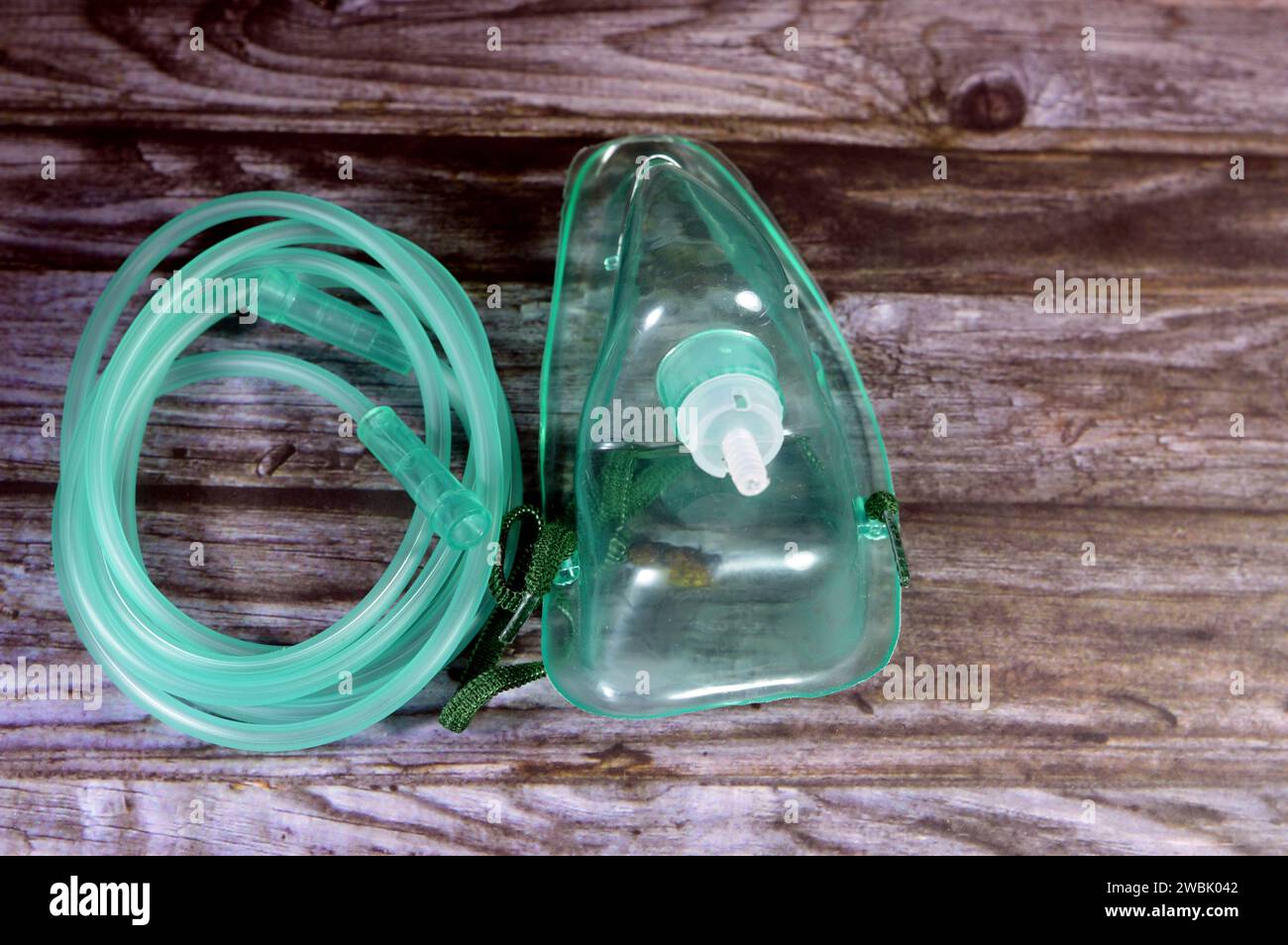 Maschera per ossigeno, una maschera che fornisce un metodo per trasferire il gas di ossigeno respirato da un serbatoio di stoccaggio ai polmoni, le maschere per ossigeno possono coprire solo il naso e. Foto Stock