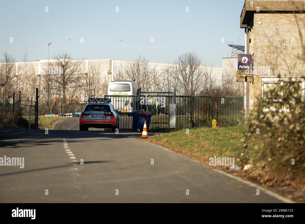 Wetteren, Belgio. 11 gennaio 2024. La figura mostra un Flixbus alla stazione di polizia di Wetteren, giovedì 11 gennaio 2024. A Wetteren, nelle Fiandre orientali, la polizia stradale ha sorpassato un autobus Flixbus giovedì mattina dopo che un passeggero ha sentito diverse persone parlare di aver commesso un attacco. Tre persone sono state arrestate e l'autobus è in fase di controllo. L'autobus era in viaggio da Lille (Francia) a Bruxelles. BELGA PHOTO JAMES ARTHUR GEKIERE Credit: Belga News Agency/Alamy Live News Foto Stock