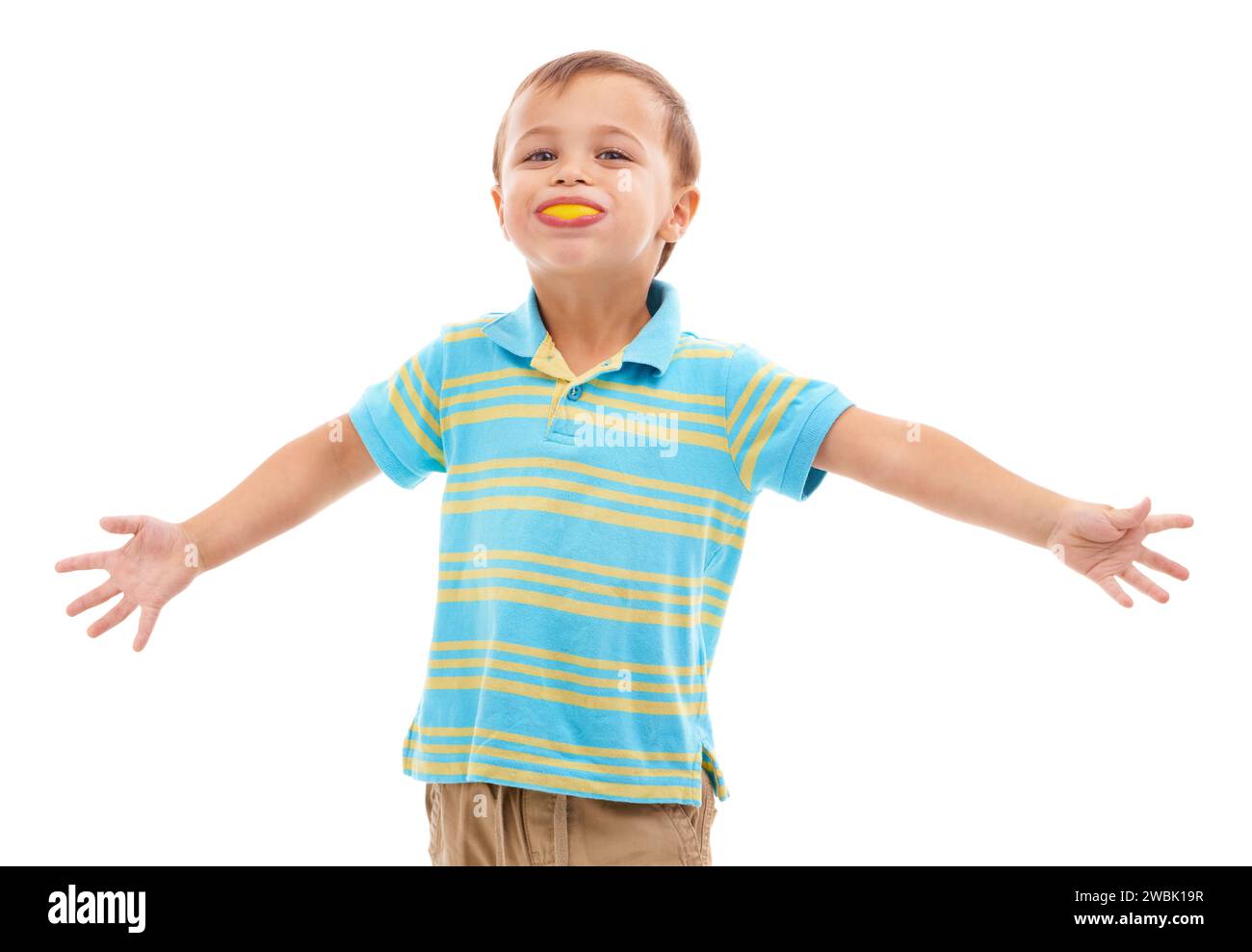 Bambino, sorriso e ritratto con bocca arancione su sfondo bianco, studio e spazio per il mockup. Frutta, fetta e bambino con cibo sano, nutrizione e. Foto Stock