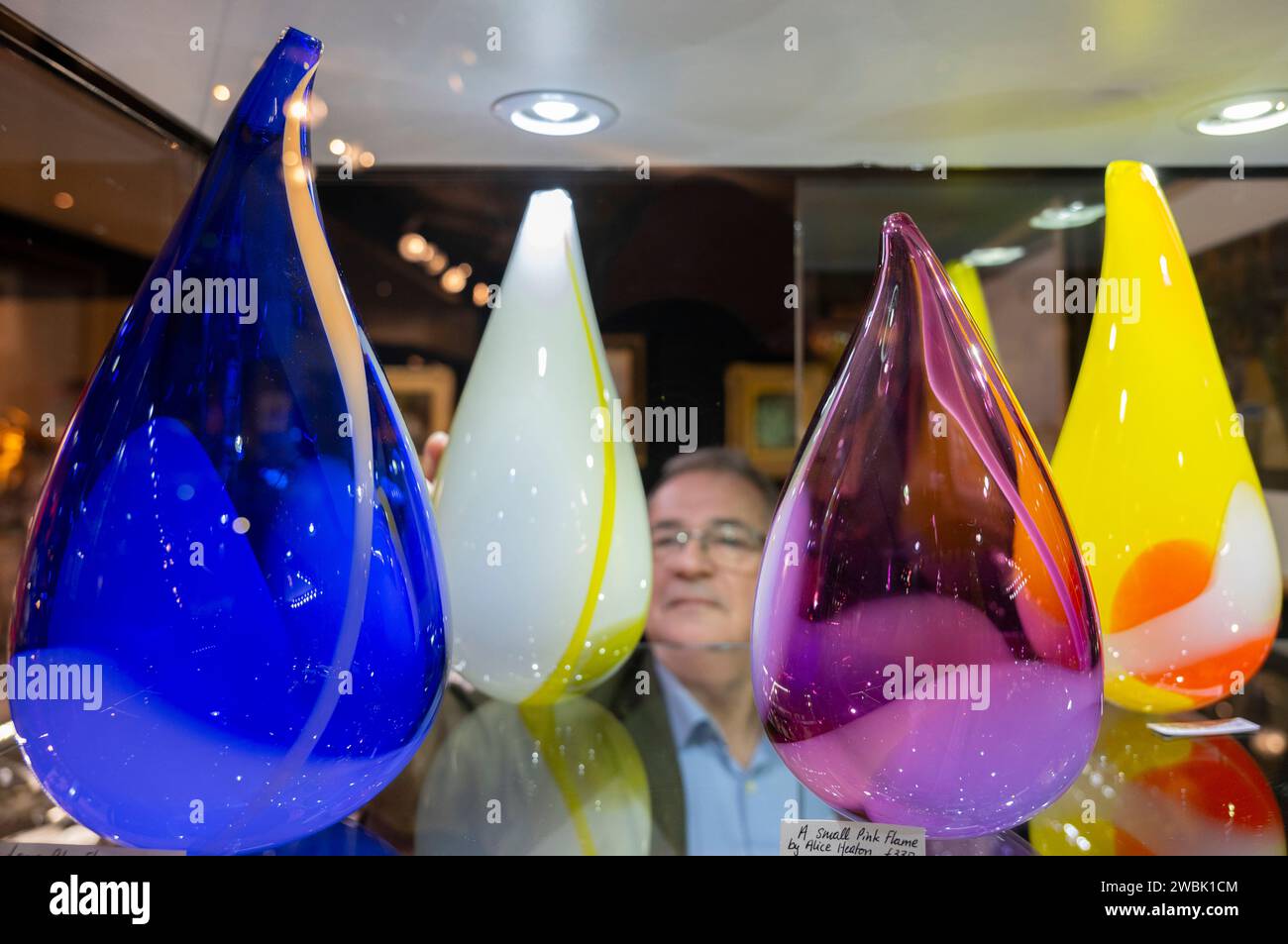 Londra; Regno Unito; 11 gennaio; 2024. La Mayfair Antiques & fine Art Fair apre al Marriott Hotel in Grosvenor Square dal 11-14 gennaio. I punti salienti includono: Vetreria colorata sullo stand Markov. Crediti: Malcolm Park/Alamy Live News Foto Stock