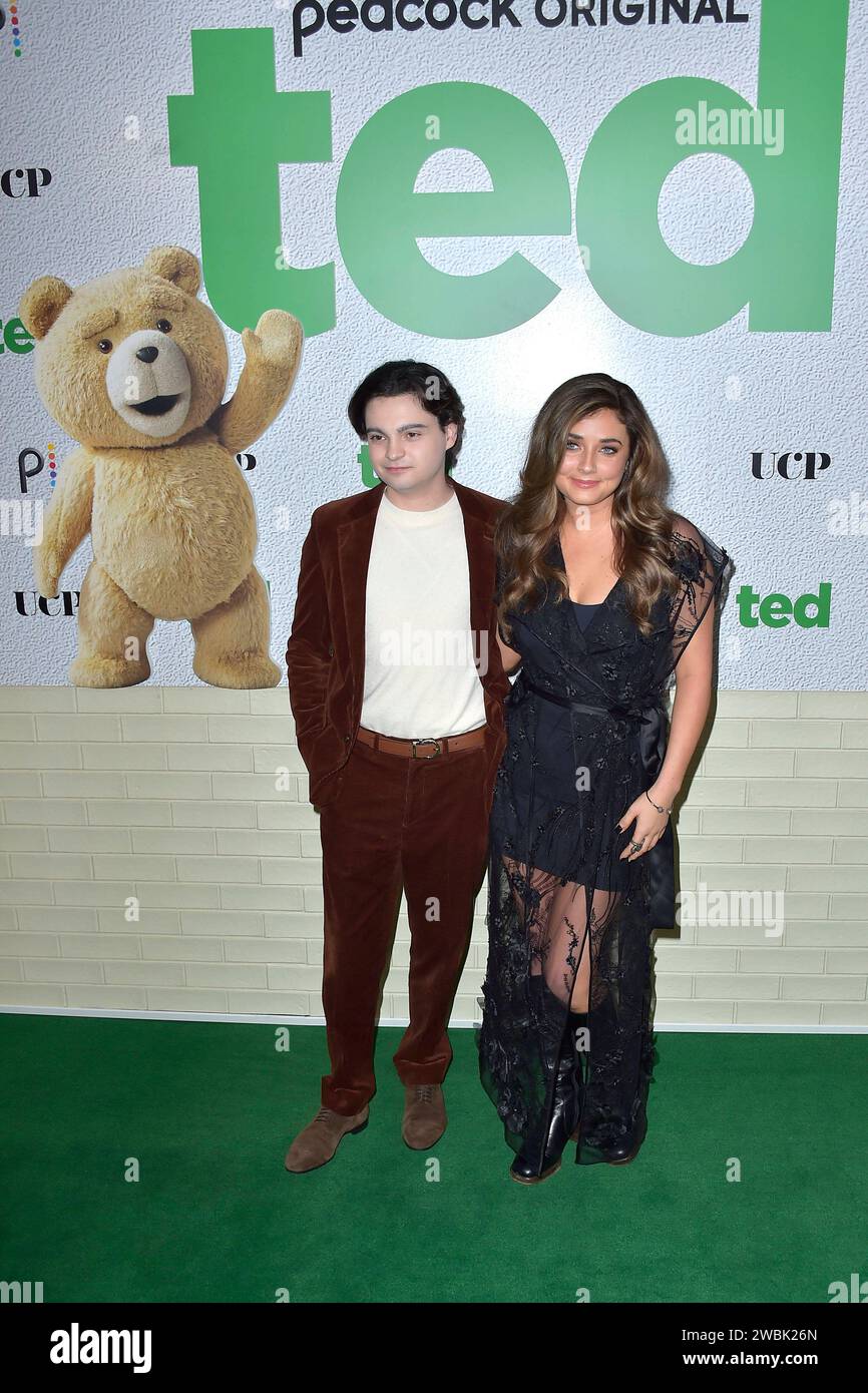 Max Burkholder e Giorgia Whigham bei der Premiere der Peacock serie Ted im AMC The Grove. Los Angeles, 10.01.2024 *** Max Burkholder e Giorgia Whigham alla premiere della serie Peacock Ted at AMC The Grove Los Angeles, 10 01 2024 foto:xD.xStarbuckx/xFuturexImagex ted 4217 Foto Stock