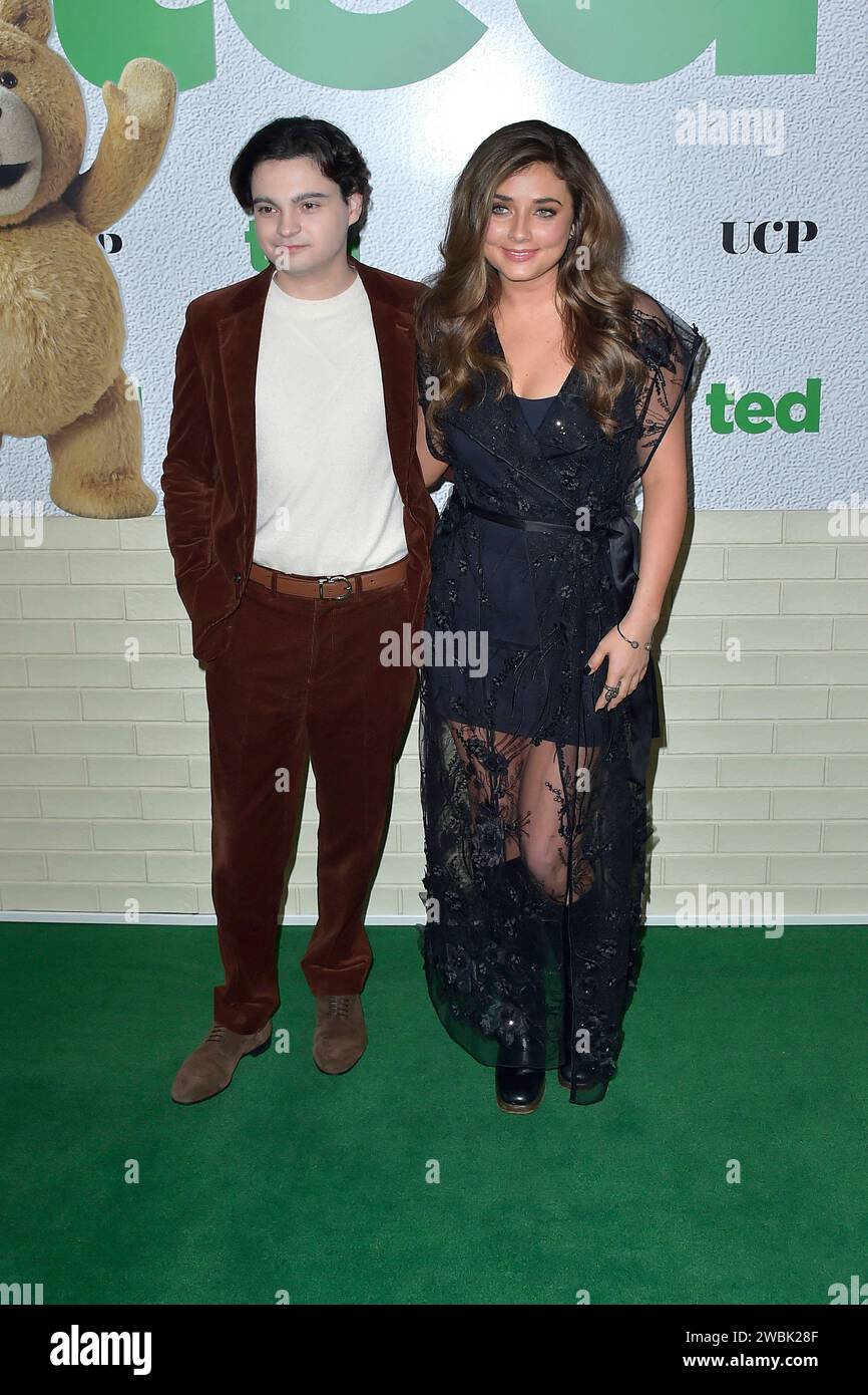 Max Burkholder e Giorgia Whigham bei der Premiere der Peacock serie Ted im AMC The Grove. Los Angeles, 10.01.2024 *** Max Burkholder e Giorgia Whigham alla premiere della serie Peacock Ted at AMC The Grove Los Angeles, 10 01 2024 foto:xD.xStarbuckx/xFuturexImagex ted 4218 Foto Stock