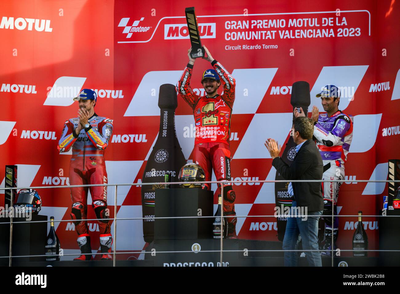 Il pilota italiano Pecco Francesco Bagnaia di Ducati, che festeggia il Campionato del mondo al Gran Premio Motul di Valencia nel novembre 2023, Spagna. Foto Stock