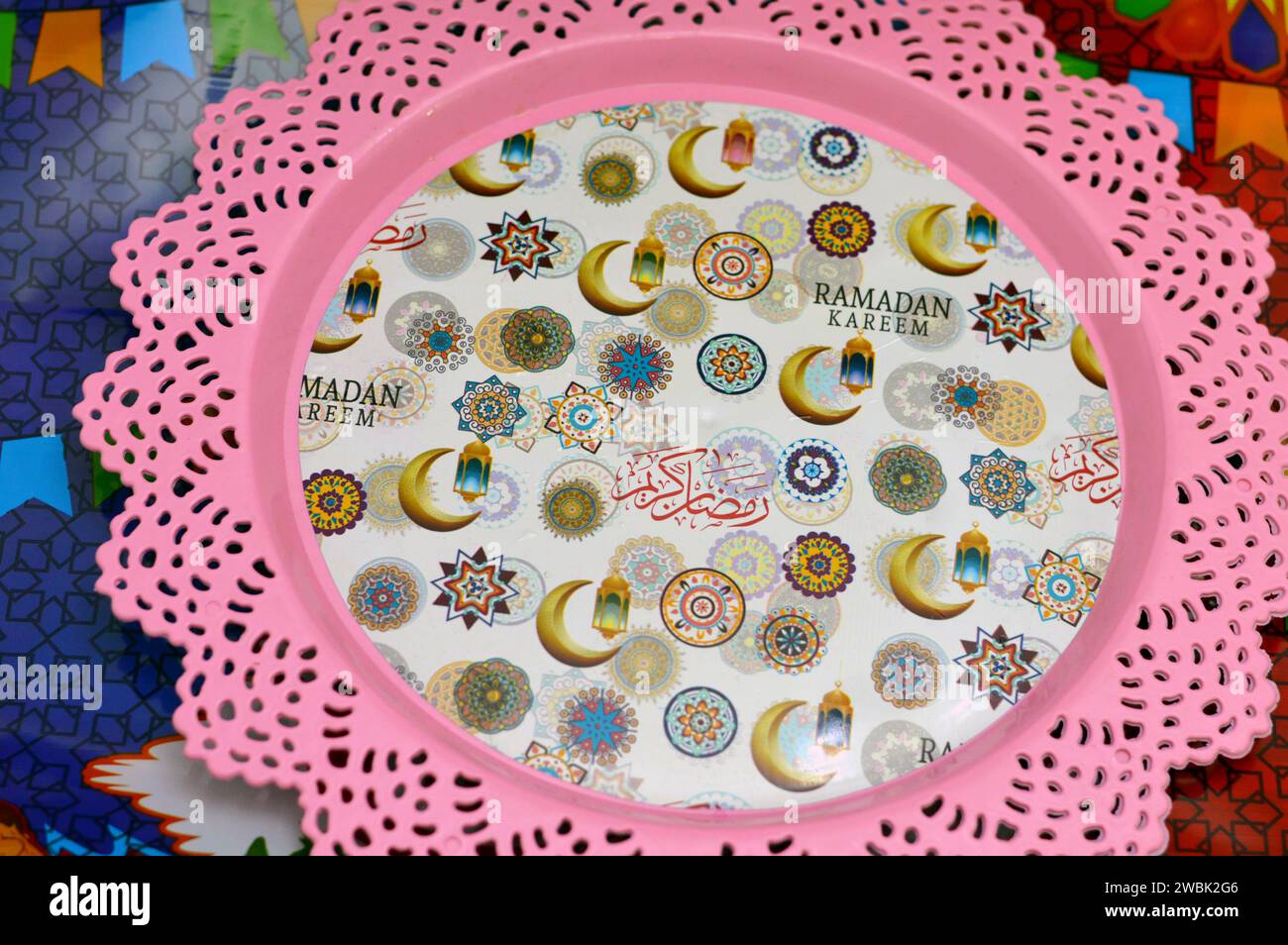 Giza, Egitto, 7 gennaio 2024: Un vassoio di plastica con decorazione Ramadan di lanterne islamiche, stella, mezzaluna e testo Ramadan Kareem, iconico Ramadan Foto Stock Giza, Egitto, 7 gennaio 2024: Un vassoio di plastica con decorazione Ramadan di lanterne islamiche, stella, mezzaluna e testo Ramadan Kareem, iconico Ramadan Foto Stock