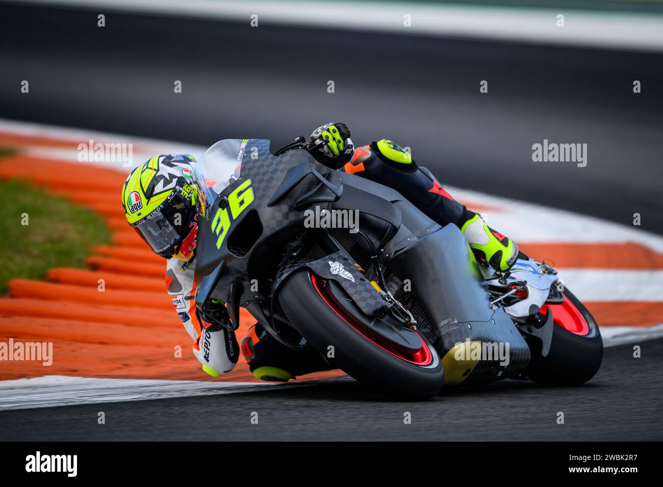 Il pilota spagnolo di MotoGP Joan Mir si allena ai test 2024 sul team HRC Repsol Honda sul circuito di Valencia, in Spagna Foto Stock