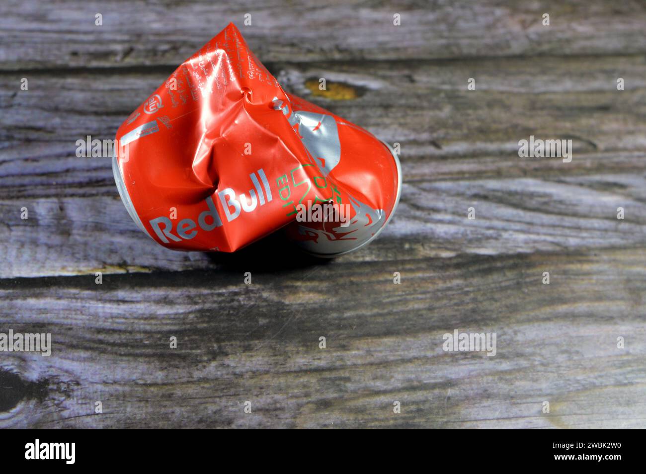 Cairo, Egitto, 9 gennaio 2024: Bevanda energetica Red Bull schiacciata, una marca di bevande energetiche creata e di proprietà della società austriaca Red Bull GmbH, Foto Stock