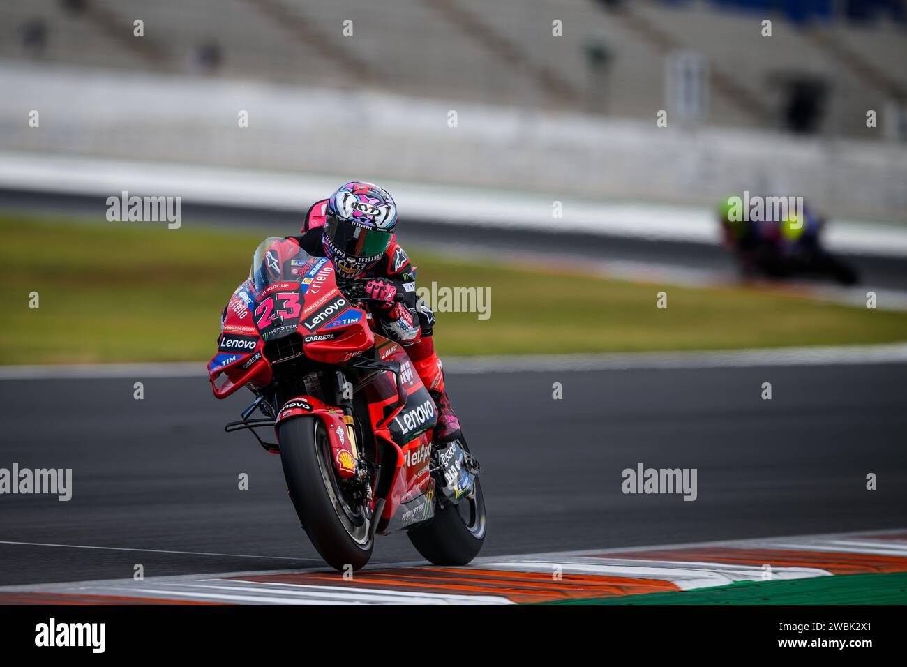 Il pilota italiano di MotoGP nr 23 Enea Bastianini si allena ai test 2024 sul team ufficiale Ducati Lenovo sul circuito di Valencia, in Spagna Foto Stock