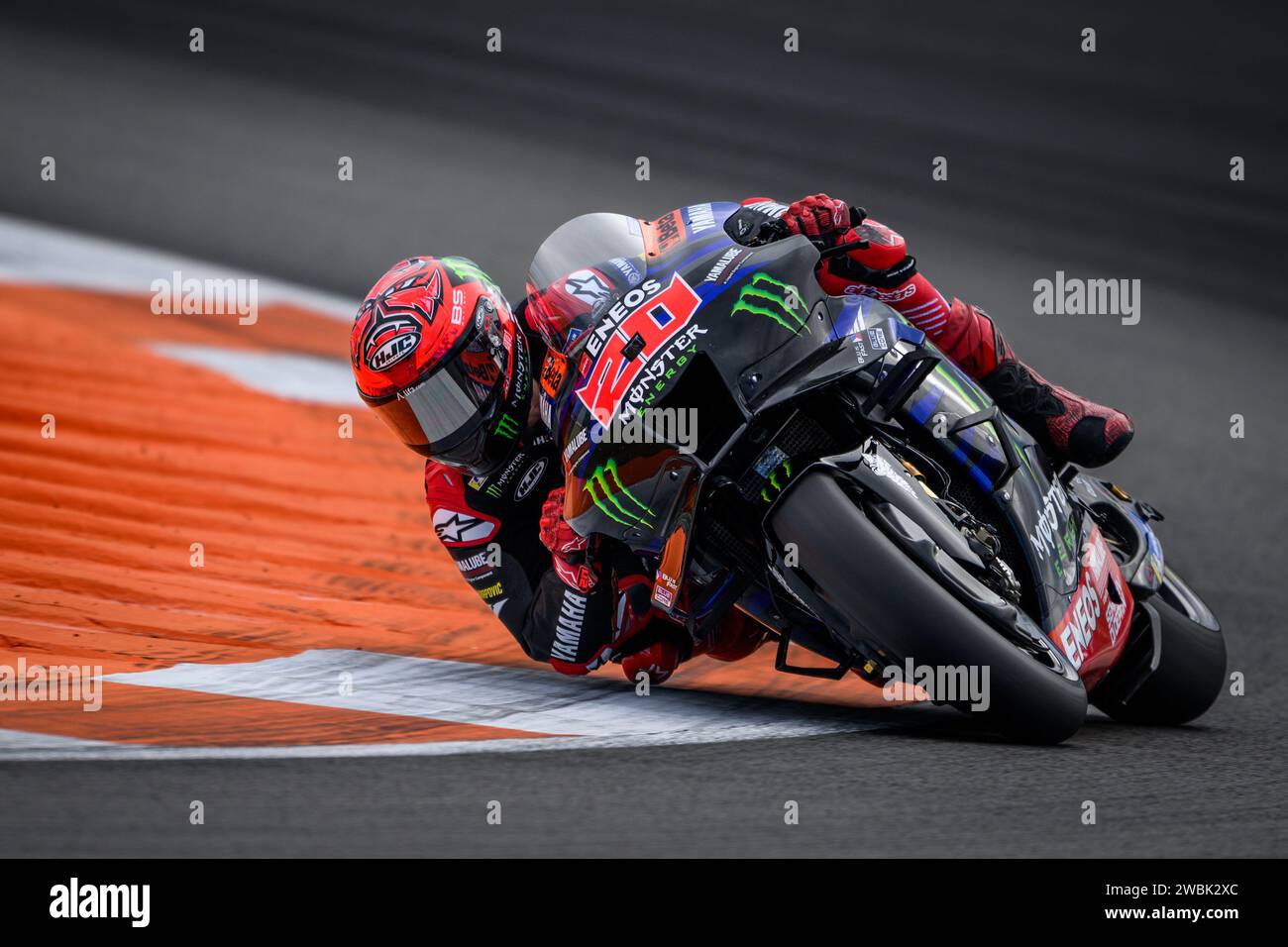 Pilota francese di MotoGP nr. 20 Fabio Quartararo si allena al test 2024 sul team Yamaha Monster Energy sul circuito di Valencia. Foto Stock