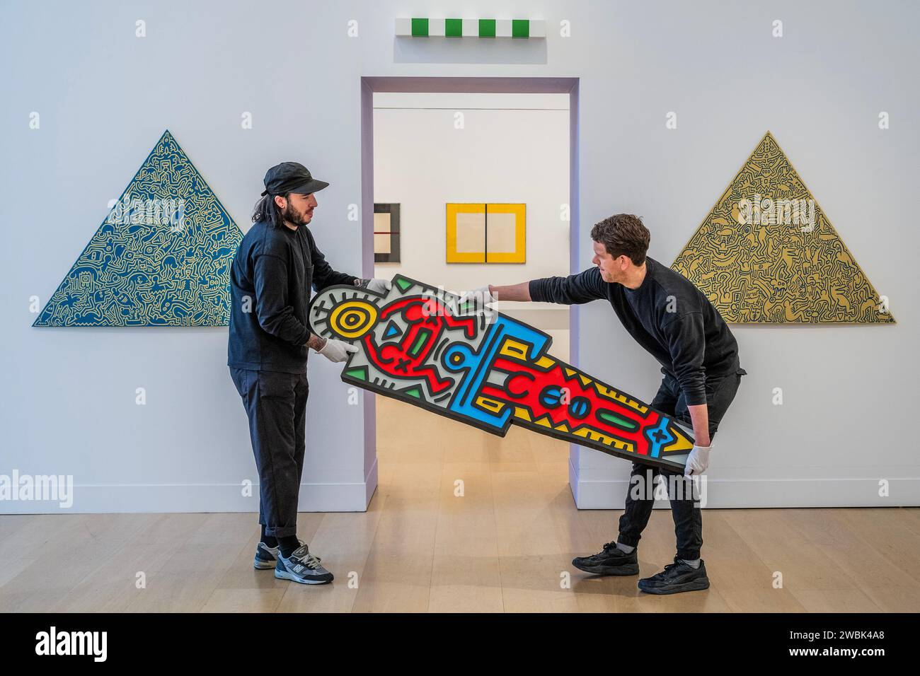 Londra, Regno Unito. 11 gennaio 2024. Keith Haring, Totem (Wood), 1988, stima: €150.000 - 200,000 con Keith Herring, Pyramids, est £30,000-50,000 - Highlights from Phillips' Evening & Day Editions Auction. Crediti: Guy Bell/Alamy Live News Foto Stock