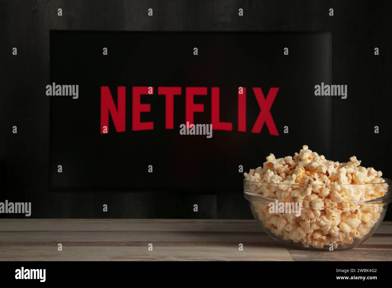 Nikolaev, Ucraina - 20 novembre 2021. Guardare la tv Netflix con popcorn. Netflix è un servizio di abbonamento per lo streaming video online. Vista dall'alto. Foto Stock