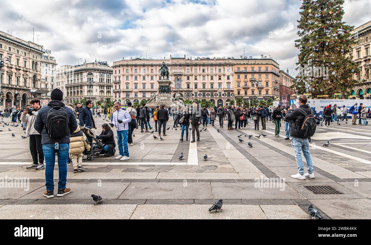 Piazza del Duomo con la statua di Vittorio Emanuele II nel centro storico di Milano (Milano), regione Lombardia, Italia, 3 gennaio 2024 Foto Stock