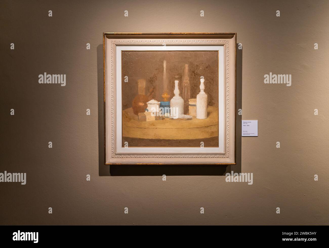 Olio su tela 'STILL Life' (1920): Mostra di dipinti del pittore italiano Giorgio Morandi, Palazzo reale, Milano - 3 gennaio 2024 Foto Stock