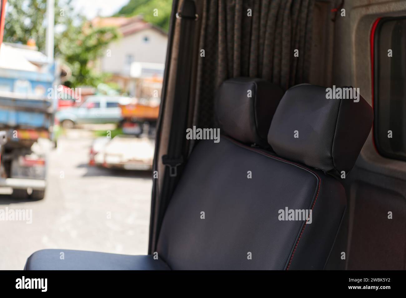 La cattura ravvicinata rivela i dettagli intricati dei sedili ergonomici e degli interni high-tech di un moderno camion antincendio, mostrando una perfetta Foto Stock