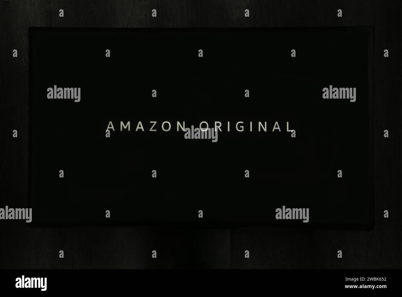 Nikolaev, Ucraina - 20 novembre 2021. In questa immagine è illustrato il nuovo schermo originale Amazon sul TV. Vista dall'alto. Foto Stock