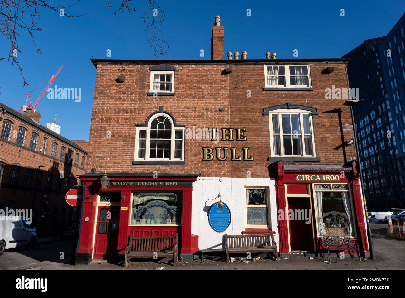 Il pub Bull nel Gun Quarter, o Gunmakers Quarter il 9 gennaio 2024 a Birmingham, Regno Unito. Il Gun Quarter è un quartiere della città di Birmingham, in Inghilterra, che è stato per molti anni un centro dell'industria mondiale della produzione di armi da fuoco, specializzato nella produzione di armi da fuoco militari e armi sportive. Si tratta di un'area industriale a nord del centro della città. Foto Stock