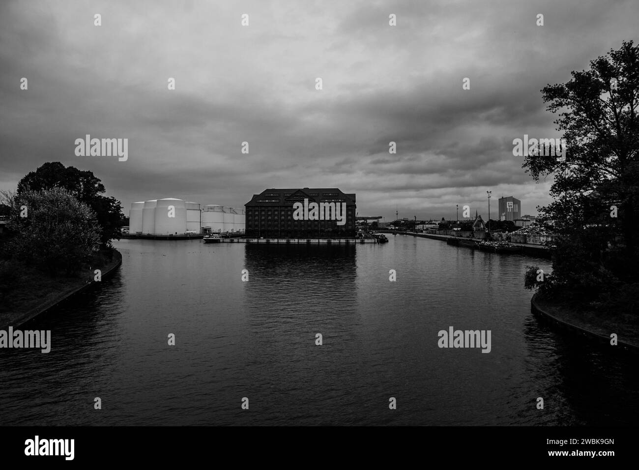 Sito industriale in acqua a Berlino, Germania, bianco e nero Foto Stock