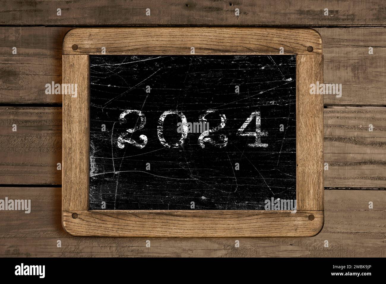 Anno 2024 su una tavola di legno nera Foto Stock