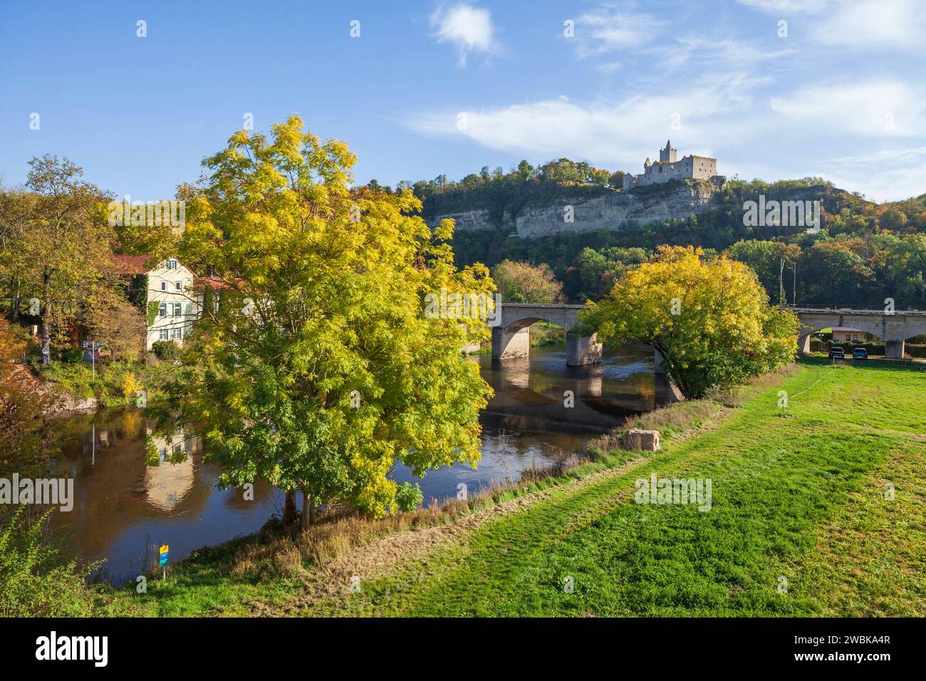 Rovine del castello di Rudelsburg vicino a Bad Kösen, Naumburg, Sassonia-Anhalt, Germania, Europa Foto Stock