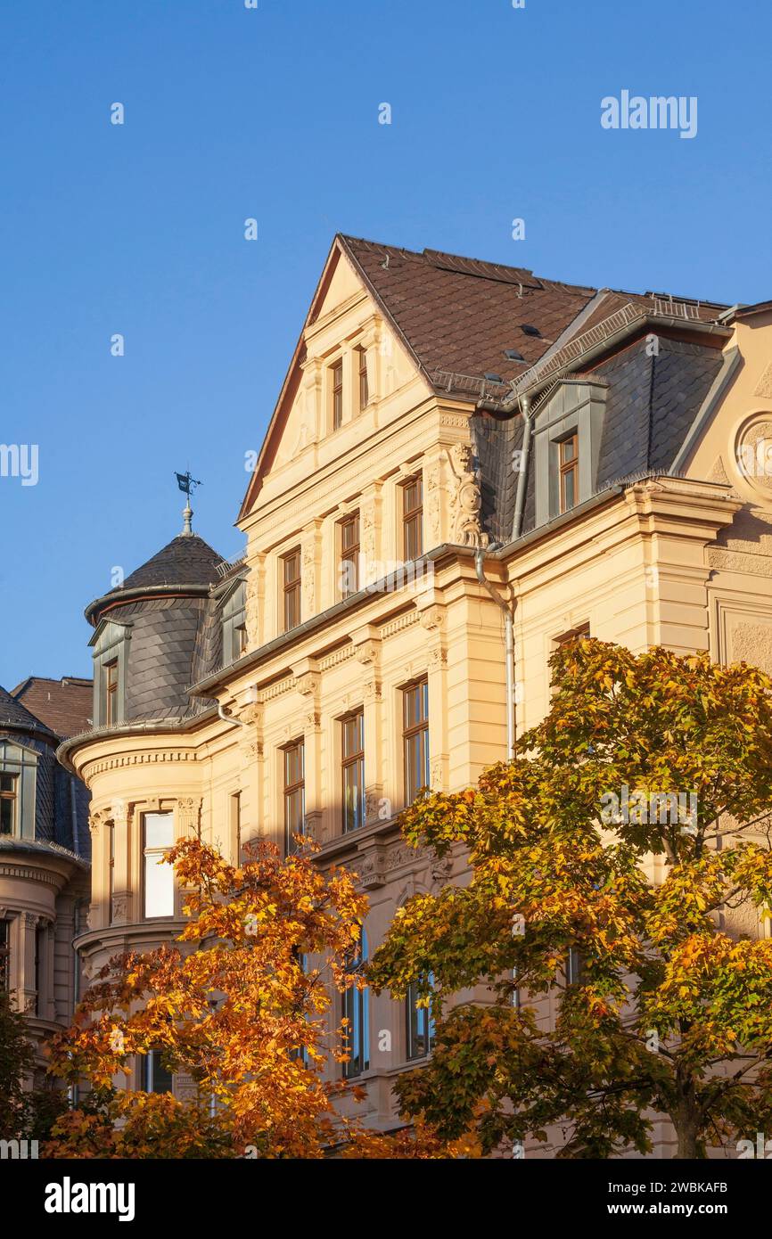 Vecchi edifici residenziali in autunno a Carl-August-Allee, Weimar, Turingia, Germania, Europa Foto Stock