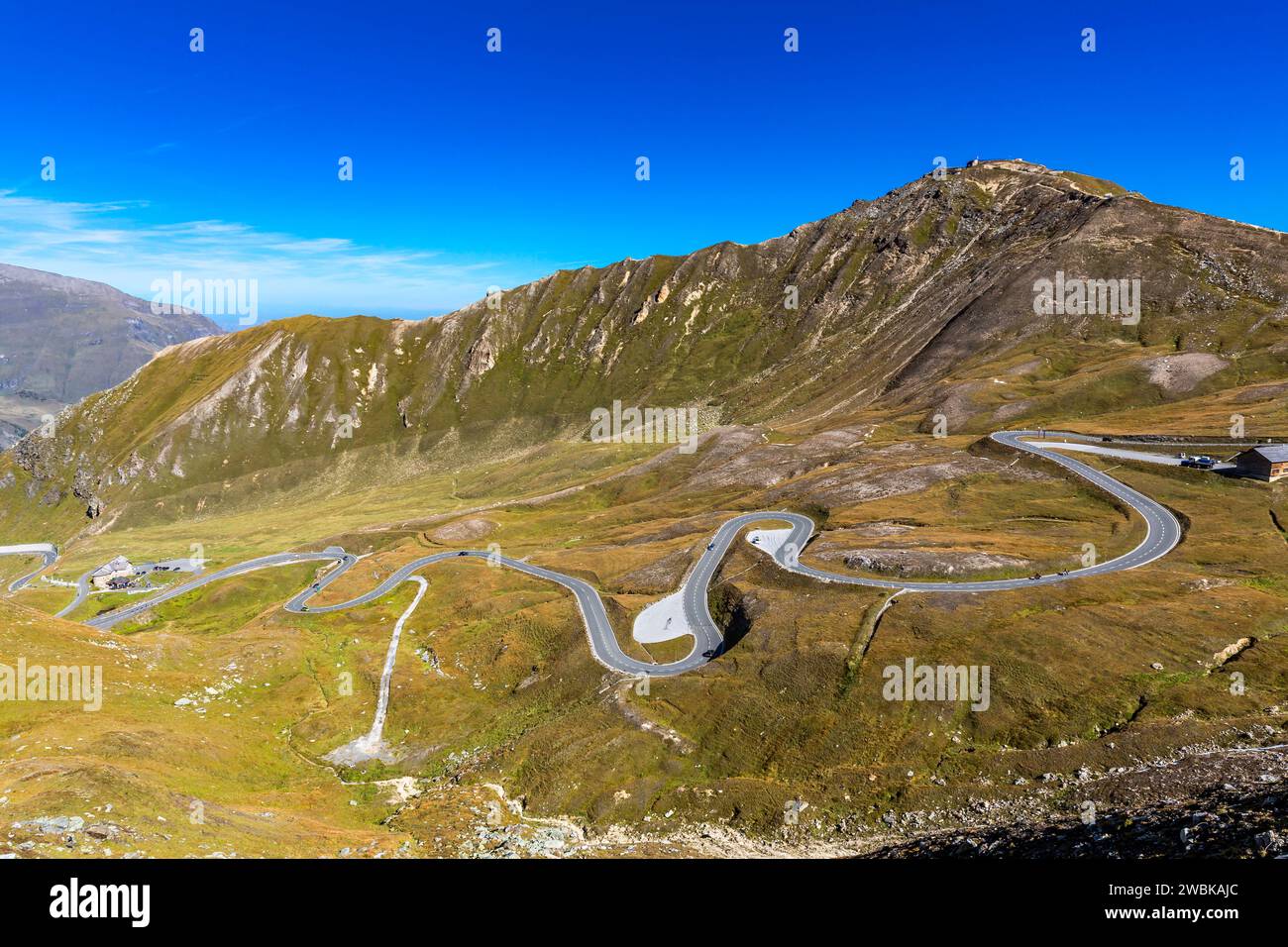 Centro di ricerca e museo Haus Alpine Naturschau, vista dal Fuschertörl sui serpenti della strada alpina Grossglockner, dietro Edelweisspitze, 2572 m, Parco Nazionale alti Tauri, Austria, Europa Foto Stock