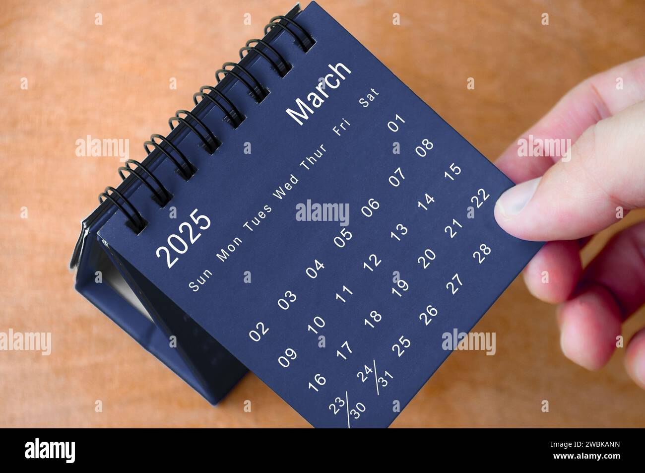 Marzo 2025 calendario bianco e nero su scrivania di legno. Concetto di calendario e nuovo mese. Foto Stock