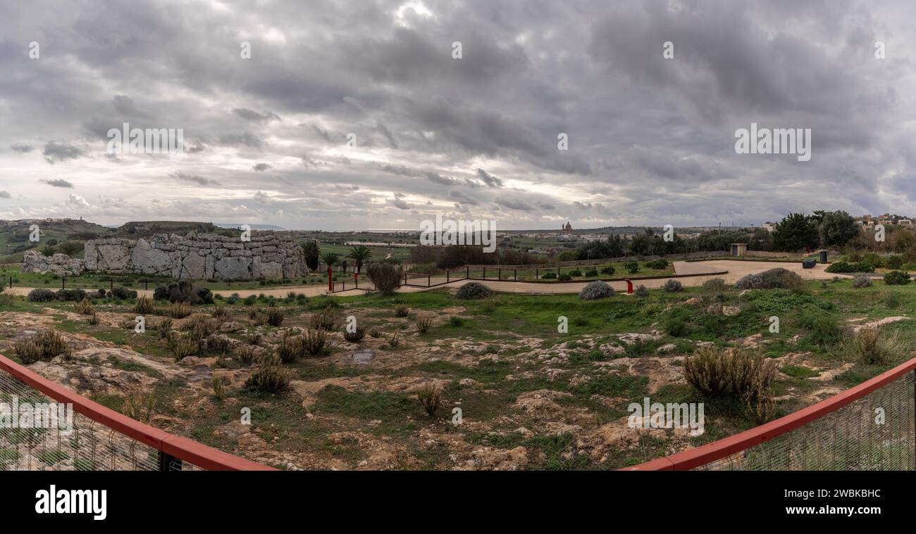 Xaghra, Malta - 20 dicembre 2023: Vista delle rovine del tempio neolitico e del parco di Ggantija sull'isola di Gozo a Malta Foto Stock