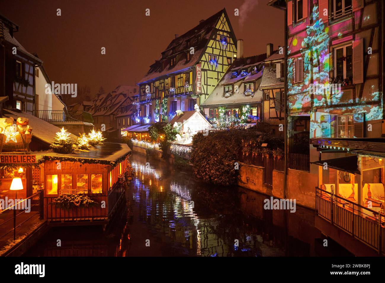 Casa decorata e illuminata in atmosfera su un canale di Colmar, Foto Stock