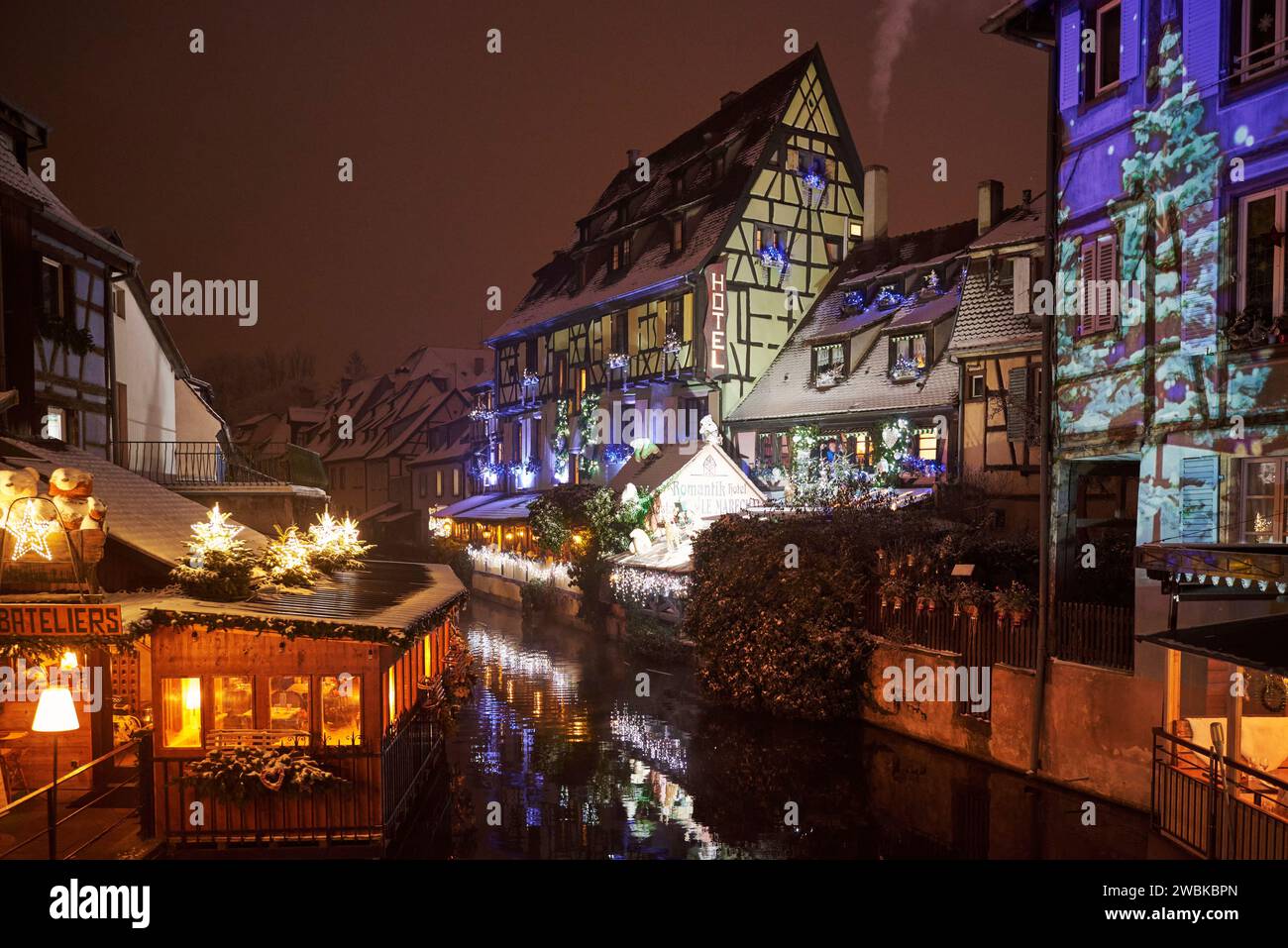 Casa decorata e illuminata in atmosfera su un canale di Colmar, Foto Stock