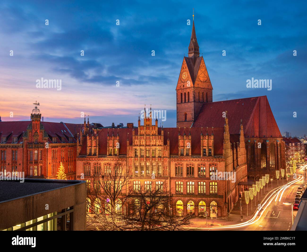 Città vecchia di Hannover, Germania di notte con decorazioni natalizie Foto Stock