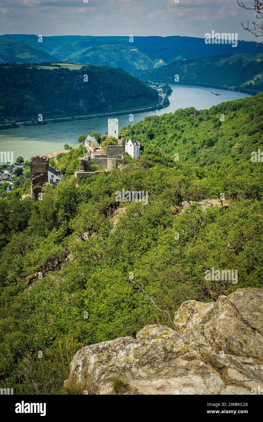 Fratelli ostili, due castelli vicino a Kamp-Bornhofen sul medio Reno, il castello di Sterrenberg e il castello di Liebenstein, visti dal sentiero escursionistico Rheinstein ig, valle dell'alto Reno medio patrimonio dell'umanità dell'UNESCO Foto Stock