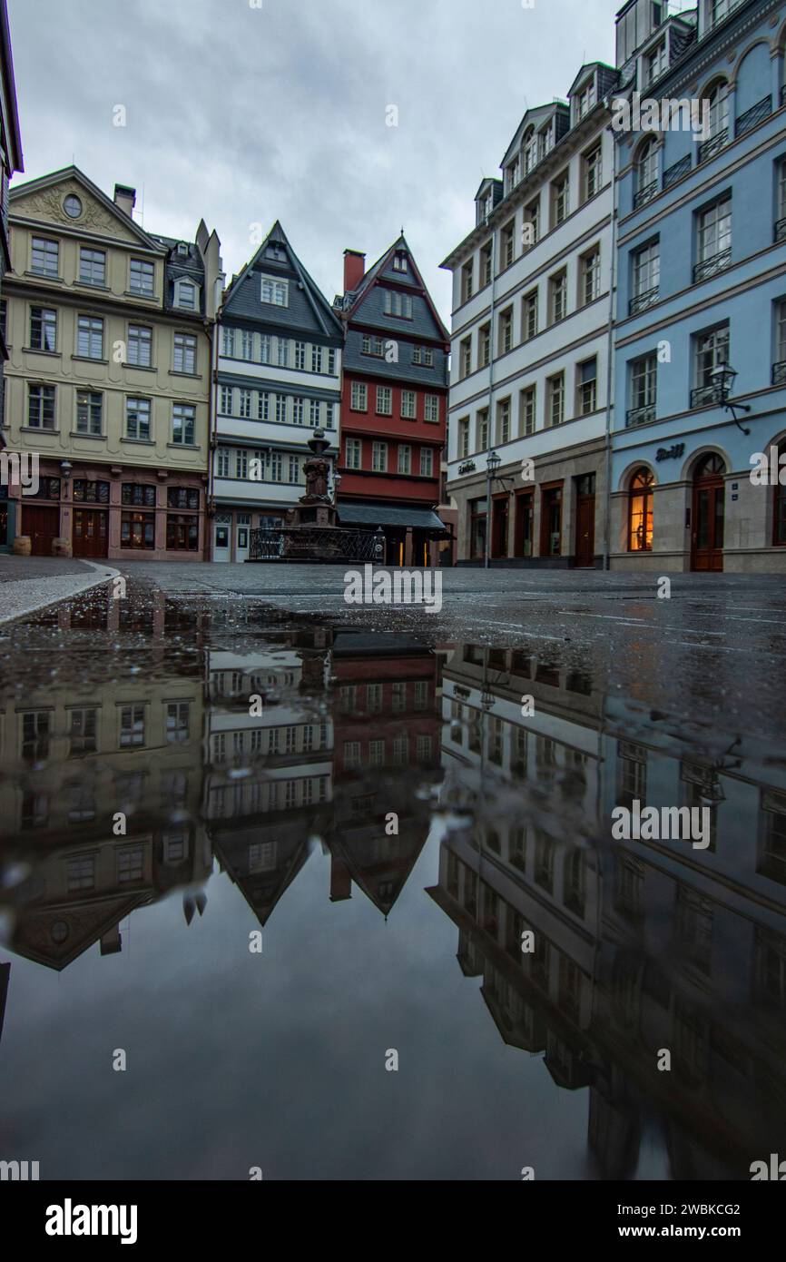Impressioni dal centro storico di Francoforte sul meno. Bellissima città vecchia con vecchie case e vicoli. Riflessioni al mattino senza persone Foto Stock