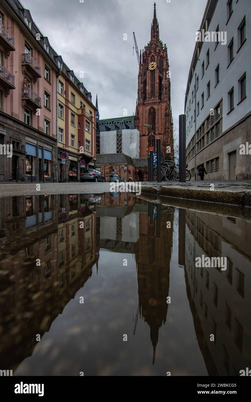 Impressioni dal centro storico di Francoforte sul meno. Bellissima città vecchia con vecchie case e vicoli. Riflessioni al mattino senza persone Foto Stock