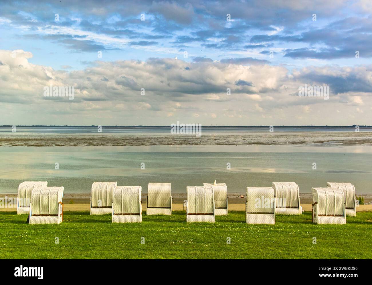 Sedie a sdraio sulla spiaggia sud di Wilhelmshaven con vista sul mare durante l'alta marea Foto Stock