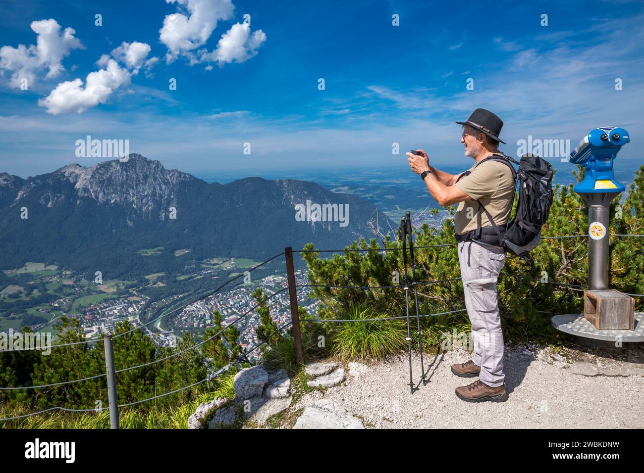 Il turista fotografa il paesaggio con il suo smartphone, Predigstuhl, Lattengebirge, dietro Hochstaufen, 1771 m, Alpi del Chiemgau, Bad Reichenhall, Baviera, Germania, Europa Foto Stock