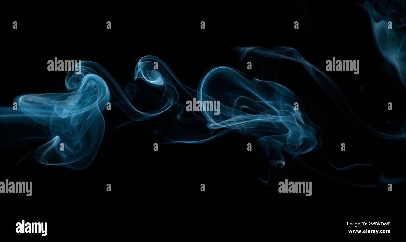 Fumo di sigaretta che sorge su sfondo nero Foto Stock