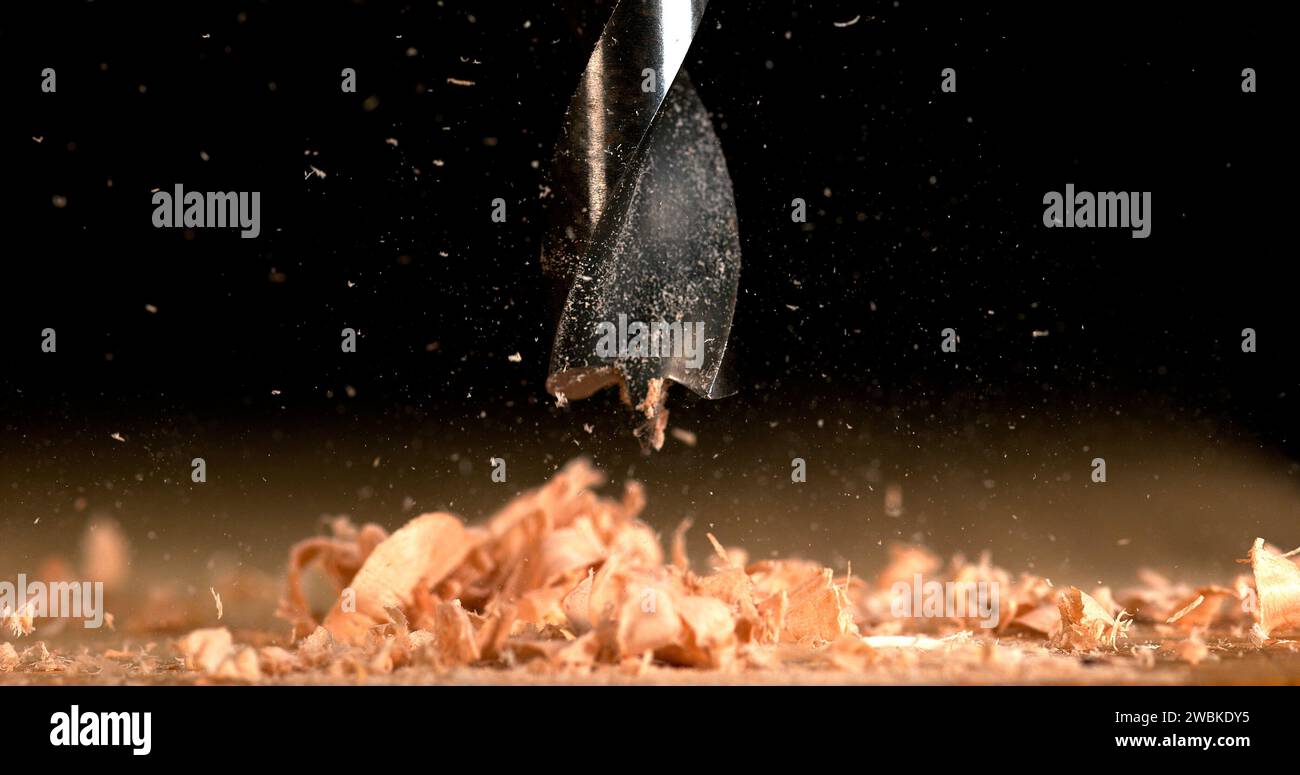 Legno Chip che gira su una tavola di legno, produce chip Foto Stock