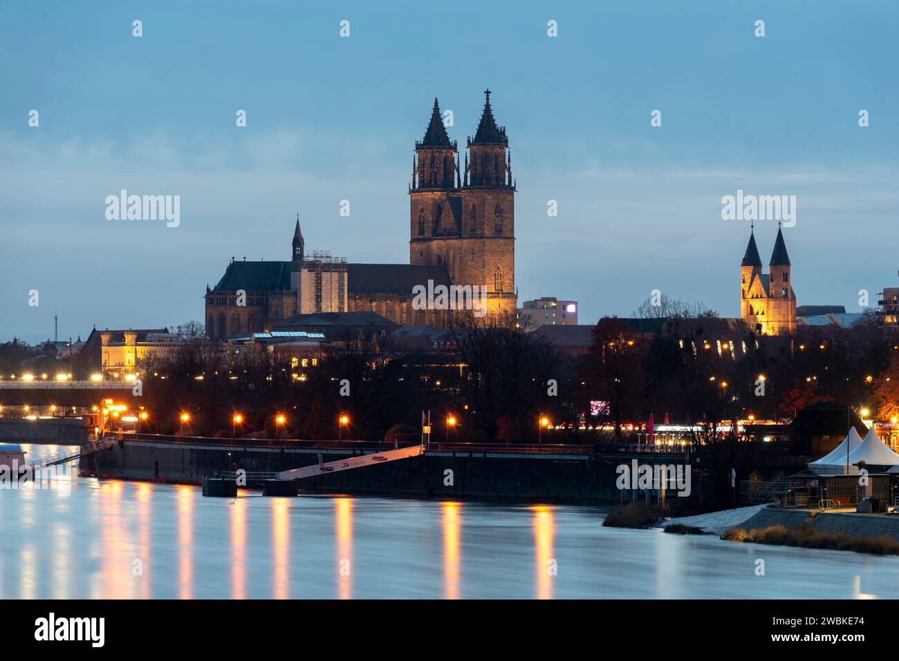 Cattedrale di Magdeburgo, a destra del monastero di nostra Signora e di San Chiesa di Giovanni, crepuscolo, luci riflesse nell'Elba, Magdeburgo, Sassonia-Anhalt, Germania Foto Stock