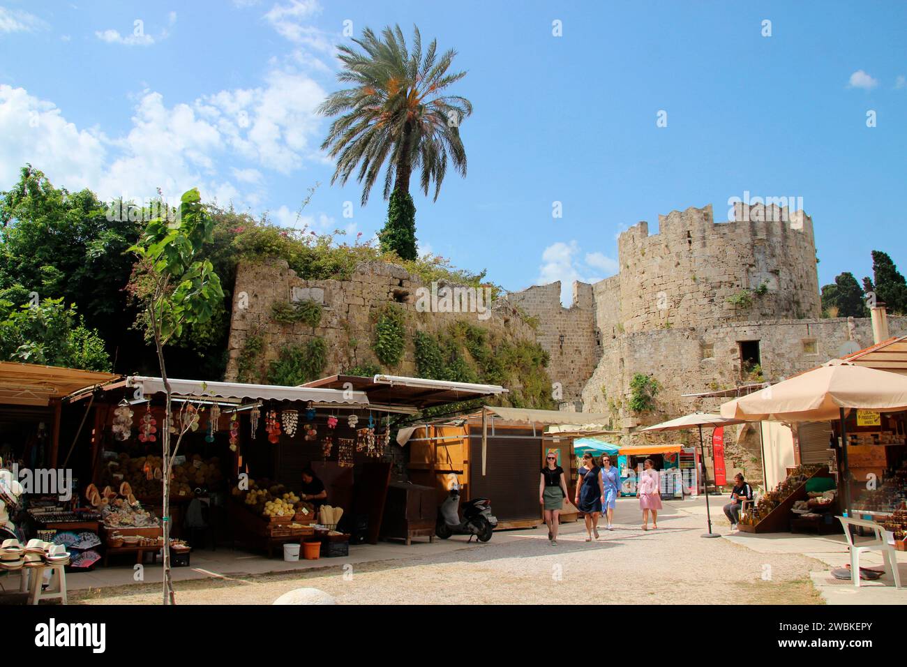 Gruppo di giovani donne che passeggiano per la città vecchia di Rodi, in Grecia Foto Stock