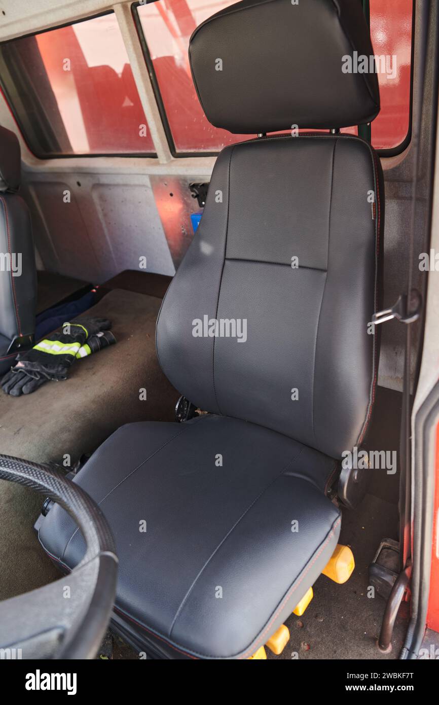 La cattura ravvicinata rivela i dettagli intricati dei sedili ergonomici e degli interni high-tech di un moderno camion antincendio, mostrando una perfetta Foto Stock