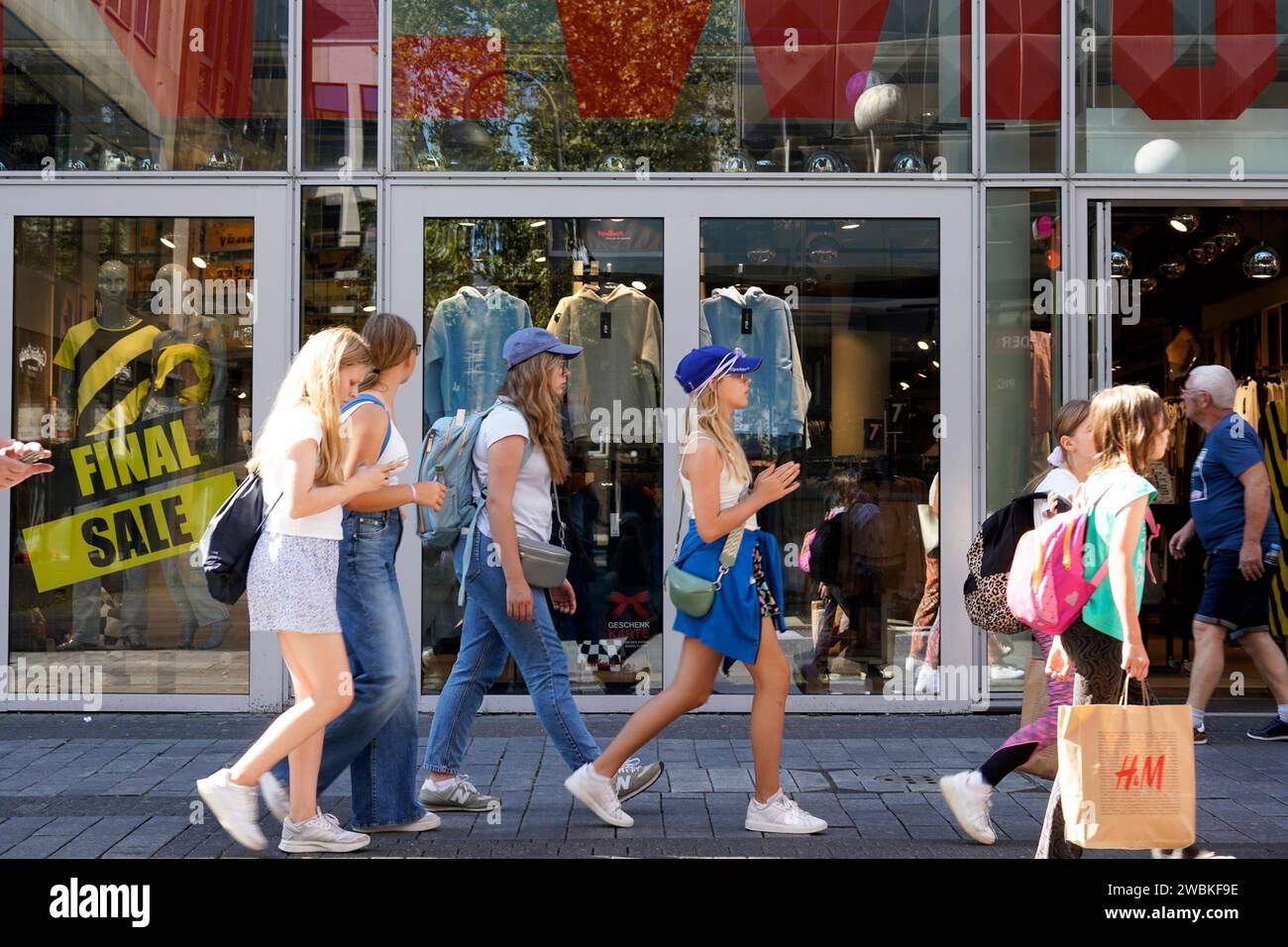 Germania, Renania settentrionale-Vestfalia, Colonia, Hohe Straße, zona pedonale, vetrina, gruppo di ragazze, passeggiate, shopping Foto Stock