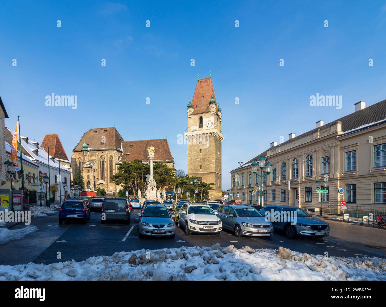 Perchtoldsdorf, piazza del mercato con torre fortificata e chiesa a Wienerwald, Vienna Woods, bassa Austria, Austria Foto Stock