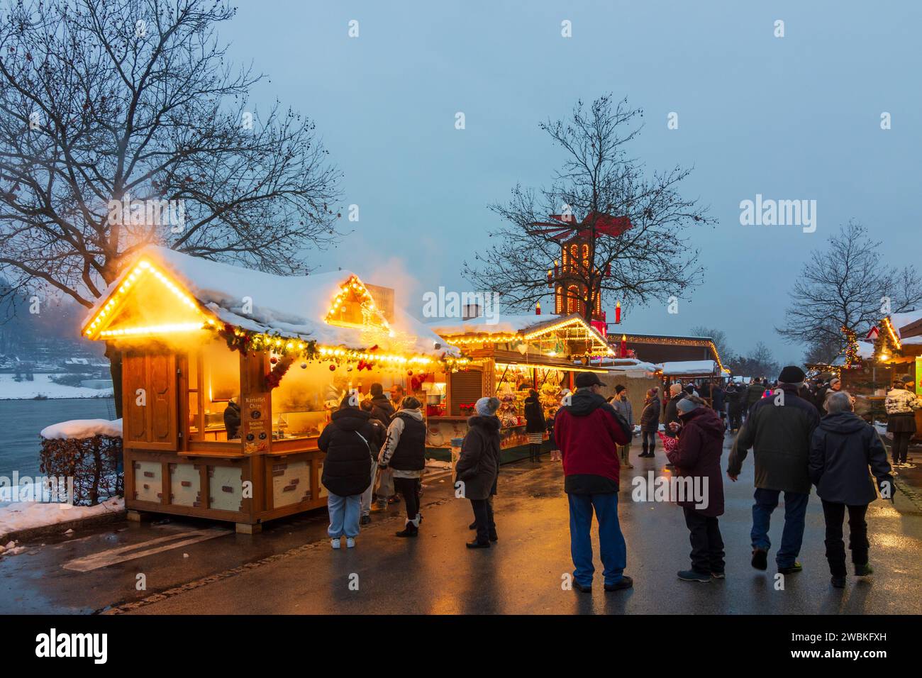 Vilshofen an der Donau, bancarelle allo "Schwimmender Christkindlmarkt" (mercato galleggiante di Natale), fiume Donau (Danubio), bassa Baviera, Baviera, Germania Foto Stock