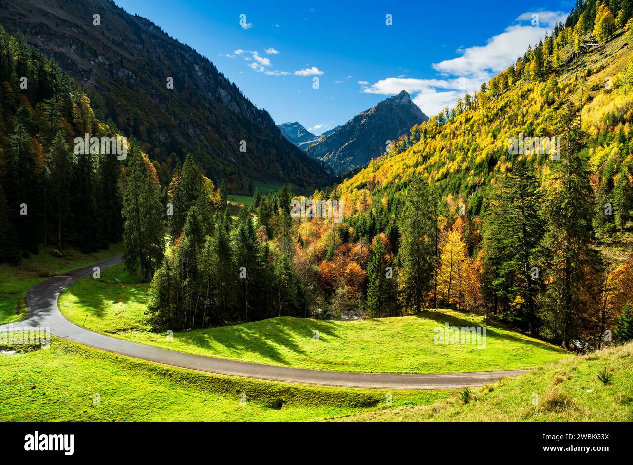 Pittoresco paesaggio montano in autunno. Montagne e foreste sotto un cielo blu. Valle Hintersteiner con Giebel e Großes Wilden. Alpi di Allgäu, Baviera, Germania, Europa Foto Stock