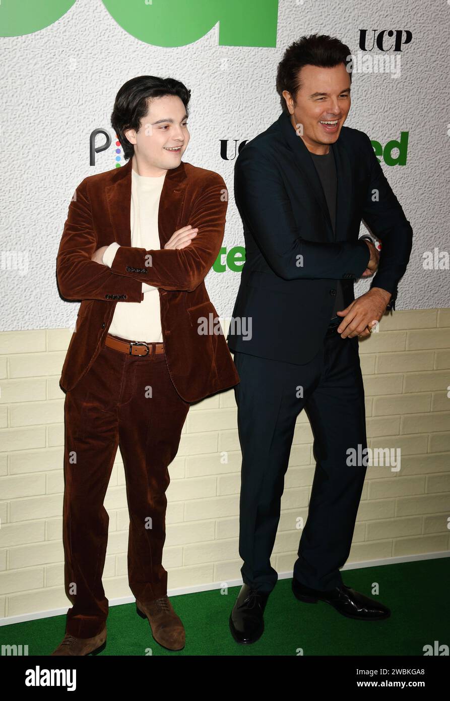 LOS ANGELES, CALIFORNIA - 10 GENNAIO: (L-R) Max Burkholder e Seth MacFarlane assistono alla prima di 'Ted' di Peacock all'AMC The Grove il 10 gennaio, Foto Stock