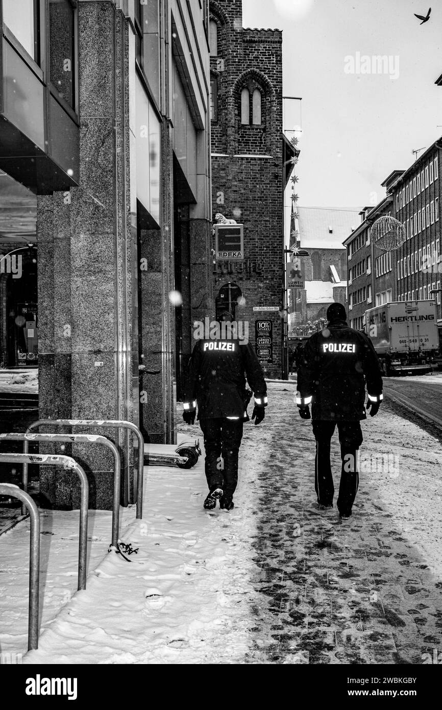 Germania, Schleswig-Holstein, Lübeck, agenti di polizia di pattuglia a piedi Foto Stock