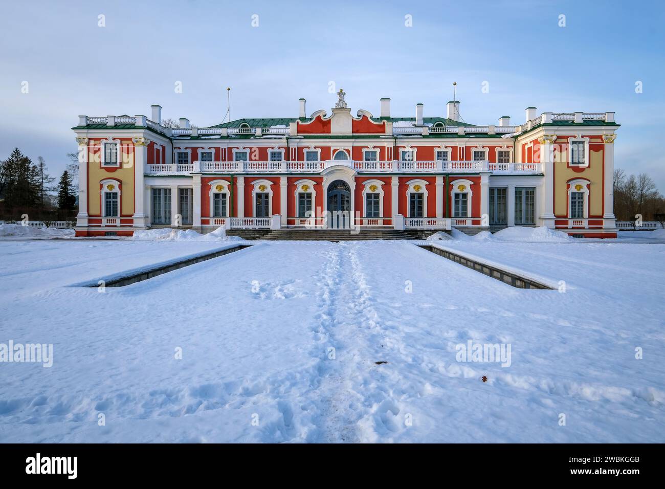 Tallinn, Estonia - Castello di Katharinental nel parco di Katharinental, paesaggio invernale con neve. Foto Stock