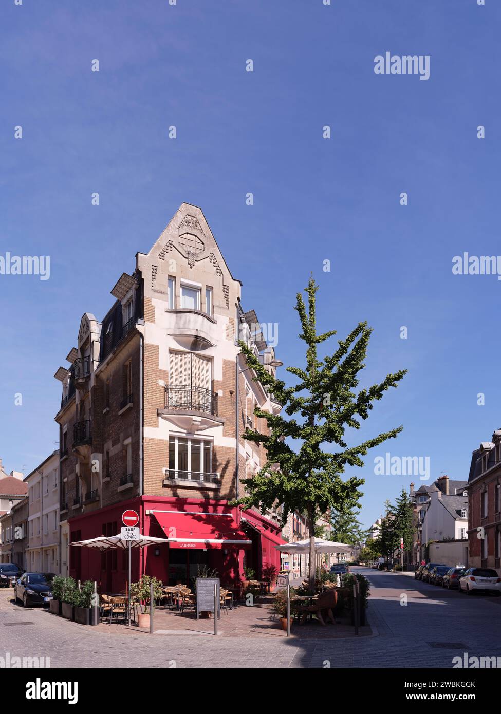 Una casa d'angolo con ristorante a Reims - Grand Est, Département Marne, Francia Foto Stock