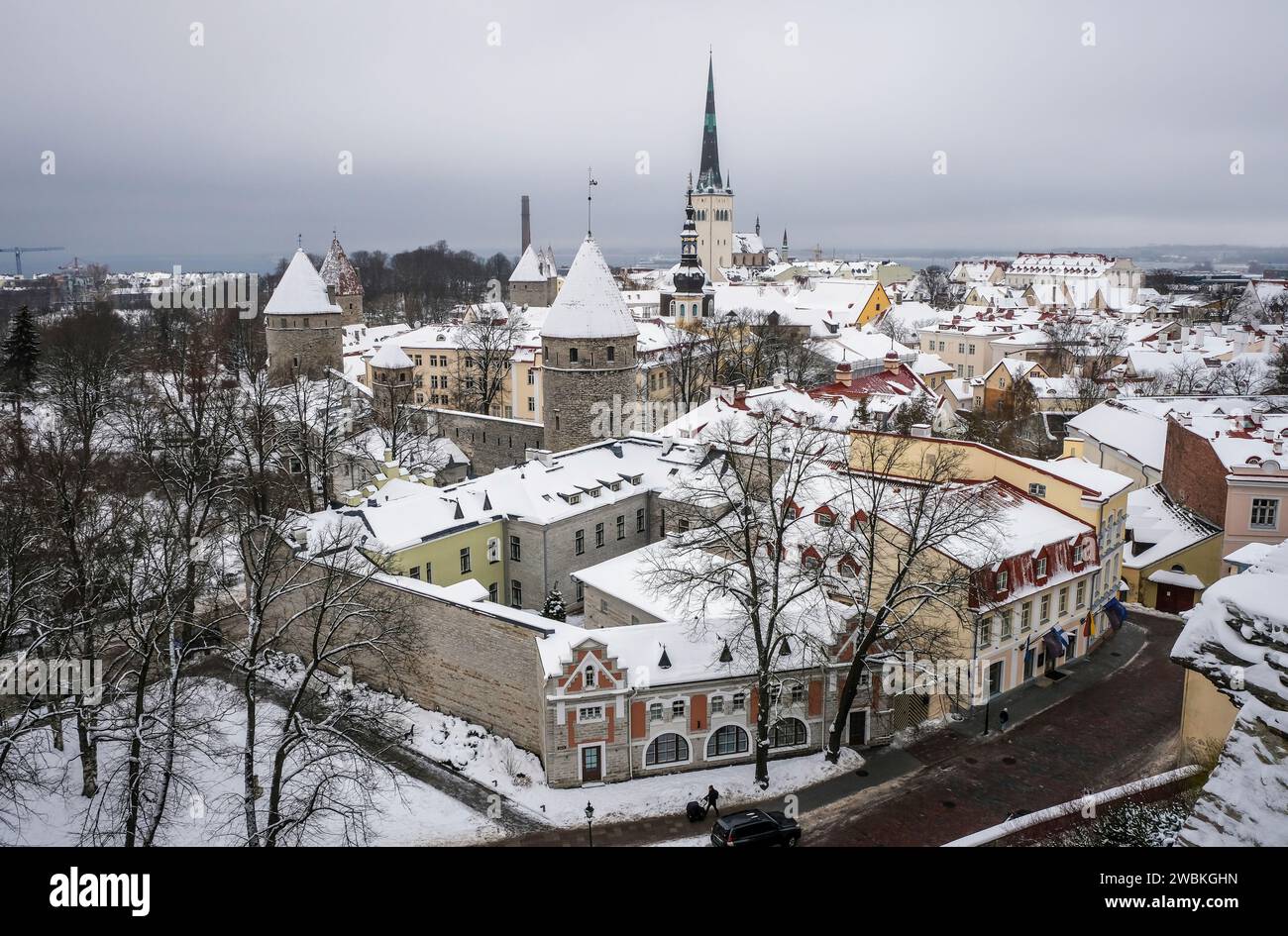 Tallinn, Estonia - vista sulla città, città vecchia in inverno con neve. Foto Stock